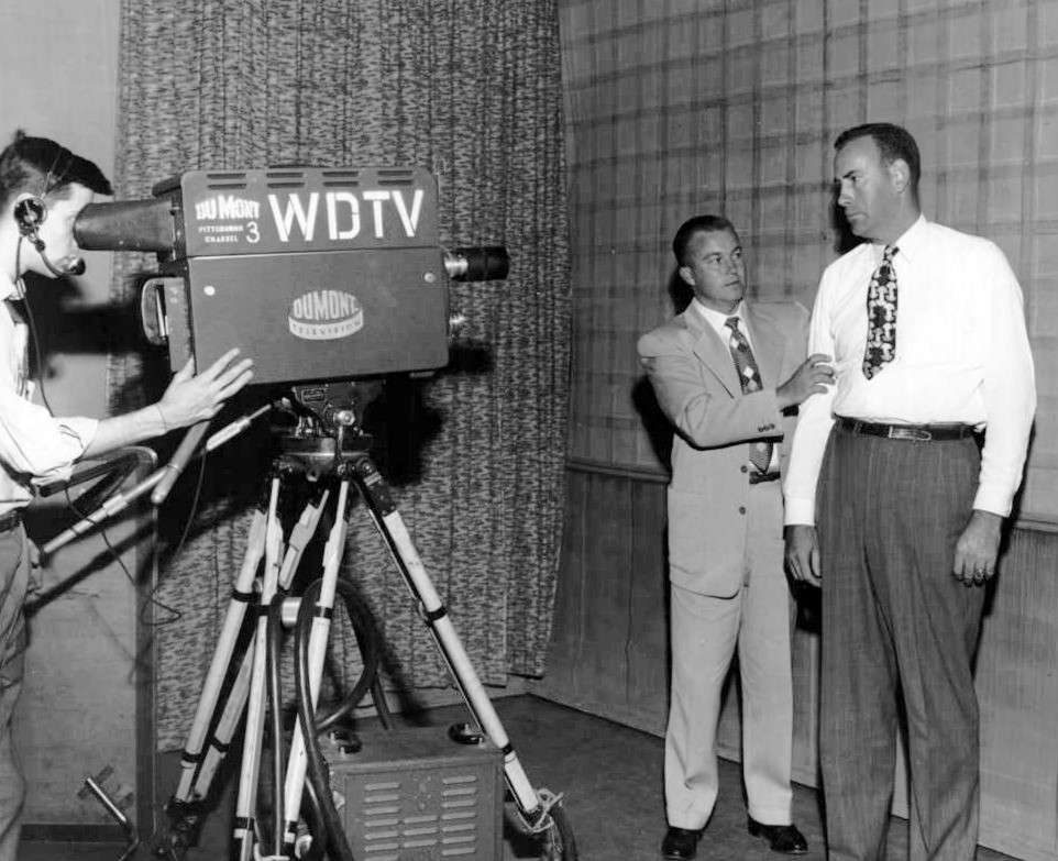 Early television broadcast setup with a Dumont camera and technicians in Pittsburgh, showcasing the history of television.